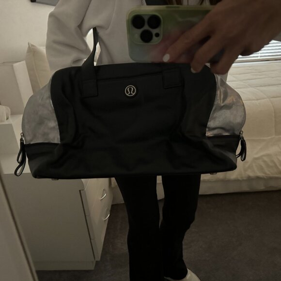 LULULEMON Women's Silver & Black Traveler Duffle/Overnight/Gym BAG - Picture 7 of 7
